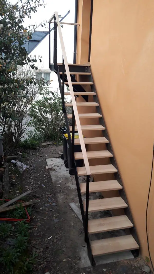 Escalier extérieur avec plateforme – Soudure Atypique